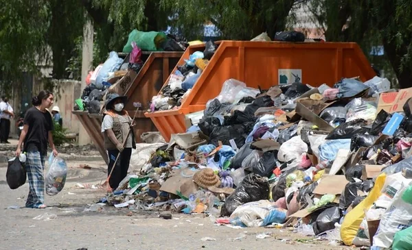 Tercer día de bloqueo en K’ara K’ara, la ciudad “apesta” por la basura ...