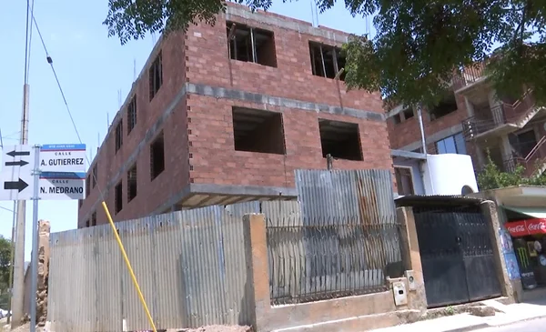 Un albañil murió al caer del segundo piso de un edificio en ...