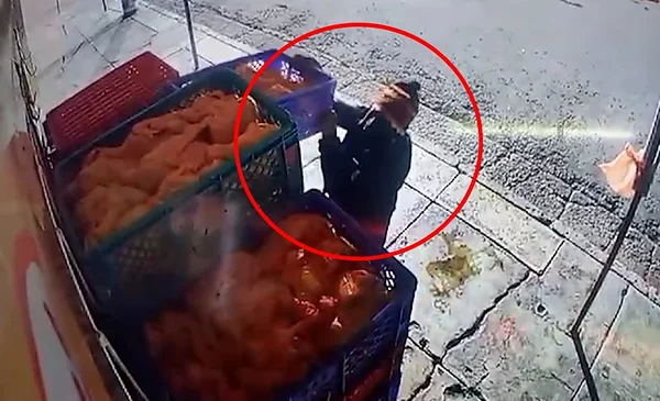 Robando Pollos ¡No te pases! Un hombre es captado robándose pollos de un puesto de ...