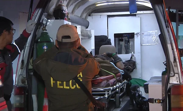 Trasladan a un hombre apuñalado a un hospital y le niegan la atención ...