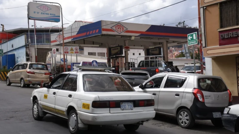 “Sin combustible, no hay comida”: La escasez se agudiza en Bolivia y crecen las filas