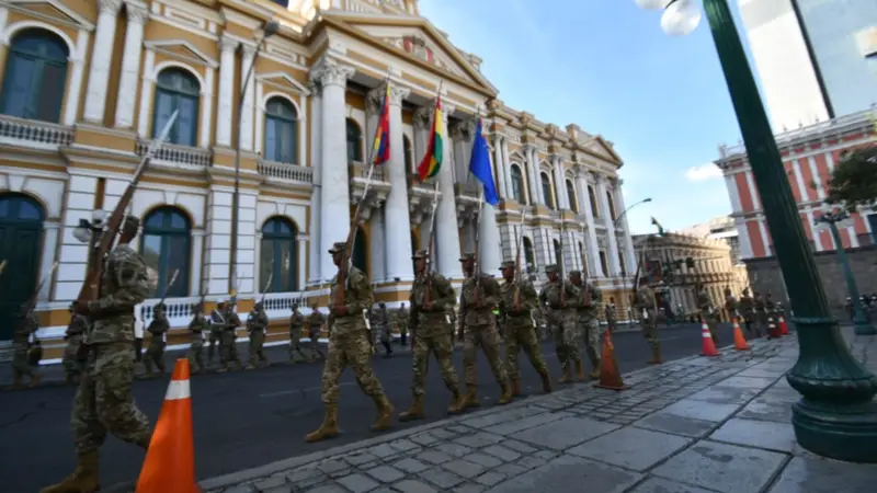 Militares realizan ensayo en Plaza Murillo para transmisión de mando presidencial Militares realizan ensayo en Plaza Murillo para transmisión de mando presidencial