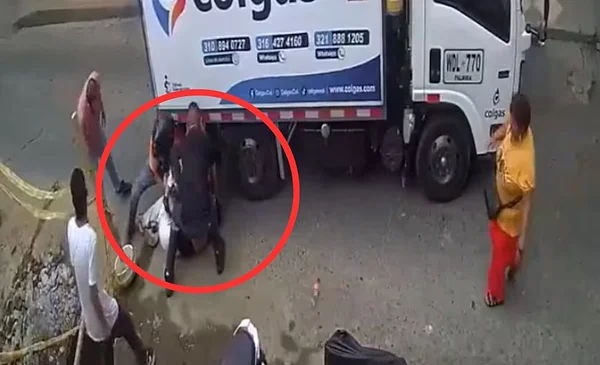 Video: ¡De milagro! Una madre y su bebé en brazos se salvaron de morir ...