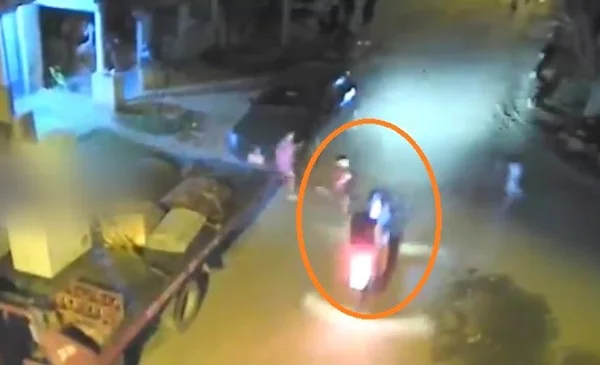 Tres niños cruzaron corriendo la calle y uno de ellos fue atropellado ...