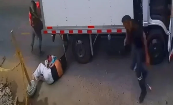 ¡Lo protegió! Una madre y su bebé se salvaron de ser arrollados por un ...