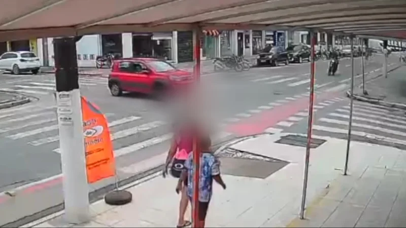 Video: ¡Voló por los aires! Motociclista sufre grave accidente al impactar con un vehículo