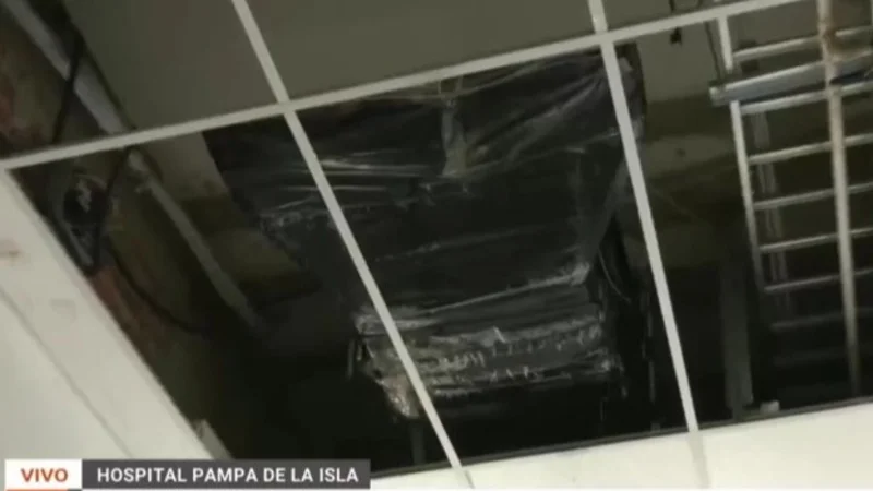 “Llueve más adentro que afuera”; Cayó parte del techo de un quirófano del Hospital Pampa de la Isla