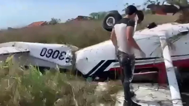 Avioneta se precipitó a tierra al minuto de despegar de un aeropuerto en Trinidad