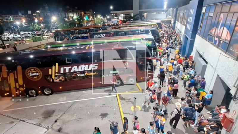 Gran afluencia de viajeros en la terminal de buses por las elecciones judiciales 