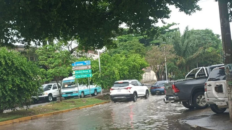 Fuerte lluvia en Santa Cruz deja calles y avenidas anegadas