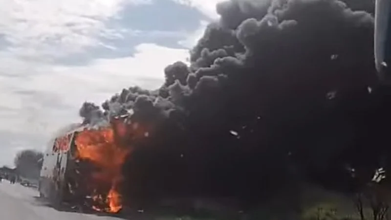 El bus quedó ardió rápidamente, los pasajeros salieron a tiempo. Foto: Internet 