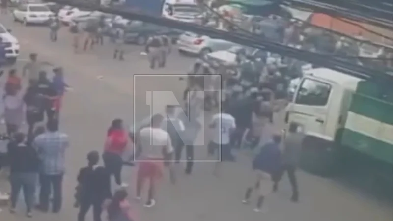 (VIDEO): Comerciantes y gendarmes se agarran a golpes en el Antiguo Mercado Abasto en Santa Cruz