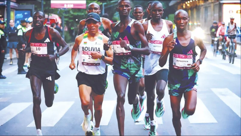 Héctor Garibay, rodeados de atletas africanos en la maratón de México. Foto: Internet.