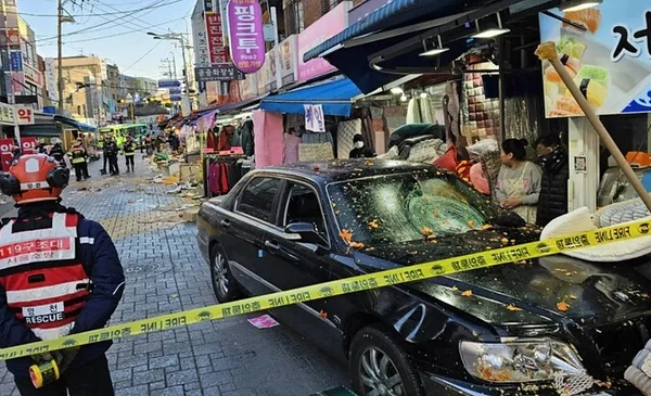 ¡Terrible! Hombre de 70 años atropelló a una multitud en un mercado ...