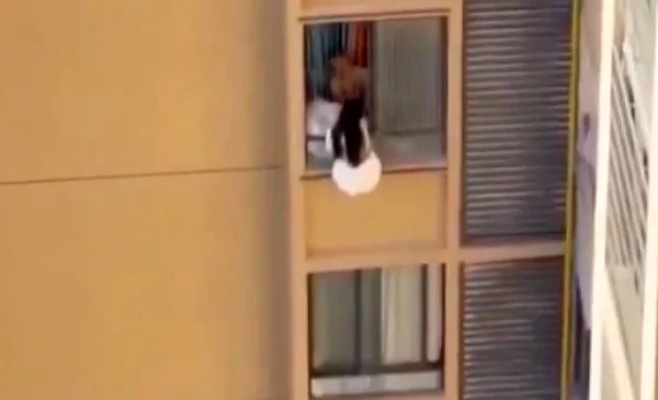 ¡Escena de película! Mujer escapa por la ventana de un piso 10 tras ser ...