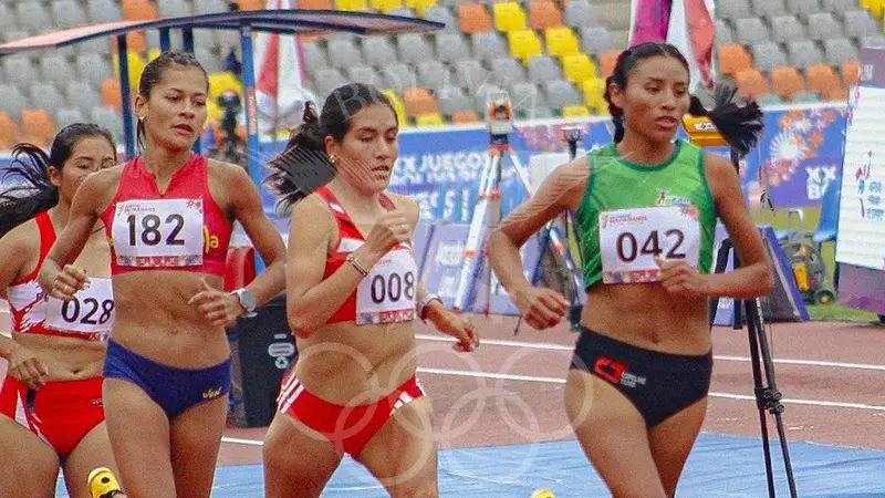 Benita Parra encabezando el pelotón de atletas durante la competencia. Foto: Comité Olímpico Boliviano.