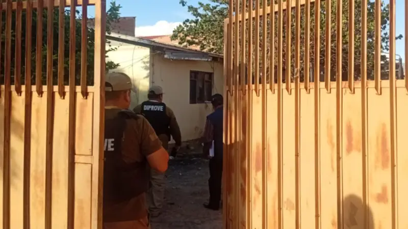 Allanan casa y descubren vehículos robados desmantelados en Valle Hermoso, Cochabamba