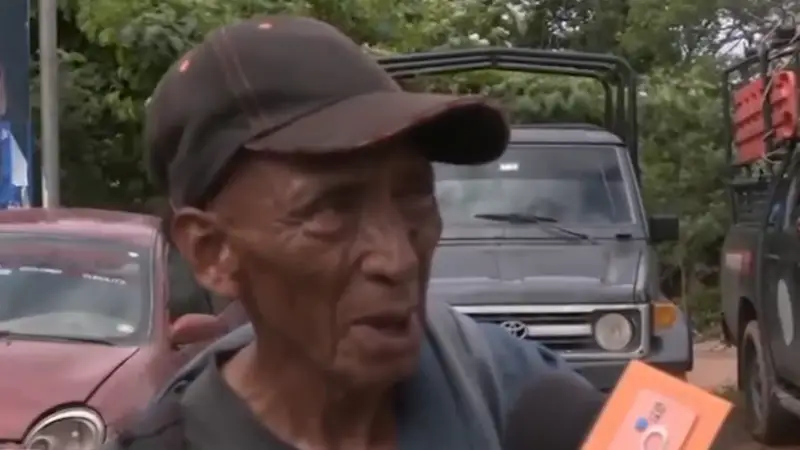 "Todo está deshecho": Don Felipe caminó kilómetros en busca de agua tras la tragedia en El Torno "Todo está deshecho": Don Felipe caminó kilómetros en busca de agua tras la tragedia en El Torno