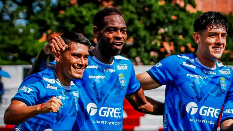 De izquierda a derecha, Richard Spenhay, Marc Enoumba y César Menacho jugadores de Blooming, en partido del fútbol boliviano. Foto: Internet. De izquierda a derecha, Richard Spenhay, Marc Enoumba y César Menacho jugadores de Blooming, en partido del fútbol boliviano. Foto: Internet.