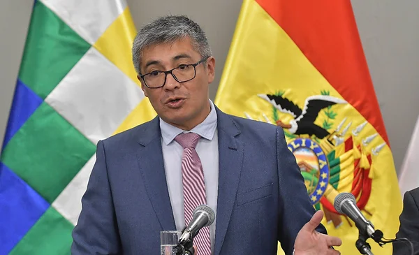 El Gobierno anuncia reducción de salarios y congelamiento de ...