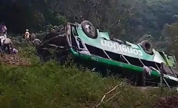 Al menos diez muertos y 32 heridos por accidente de autobús en México ...