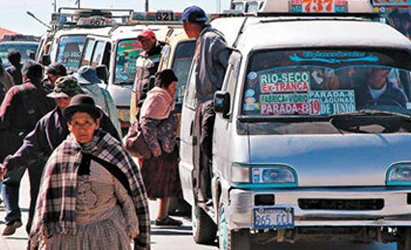 Vecinos de El Alto expulsan a sindicatos por trameaje y alza de pasaje ...